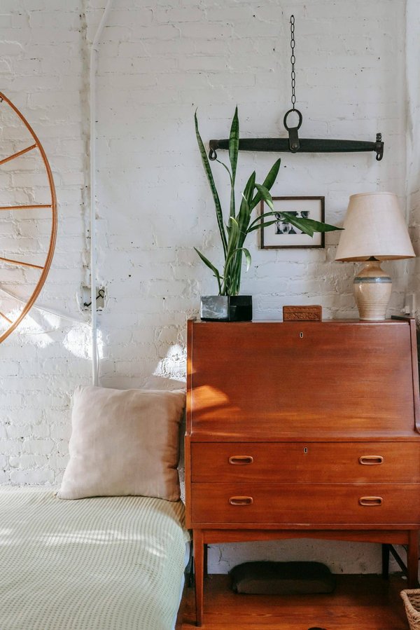 Quels sont les secrets de la restauration de meubles Art Déco en respectant leur authenticité ?